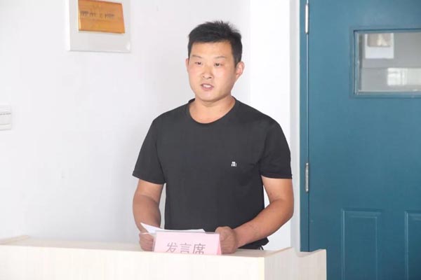 来自莒县桑园镇小库沟村的侨眷崔维顺在结业仪式上代表全体学员,向